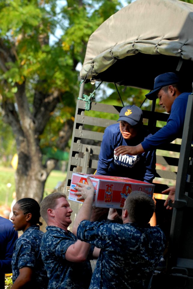 US Navy 111031-N-WW409-212 Sailors from USS Mustin (DDG 89) help load packaged supplies