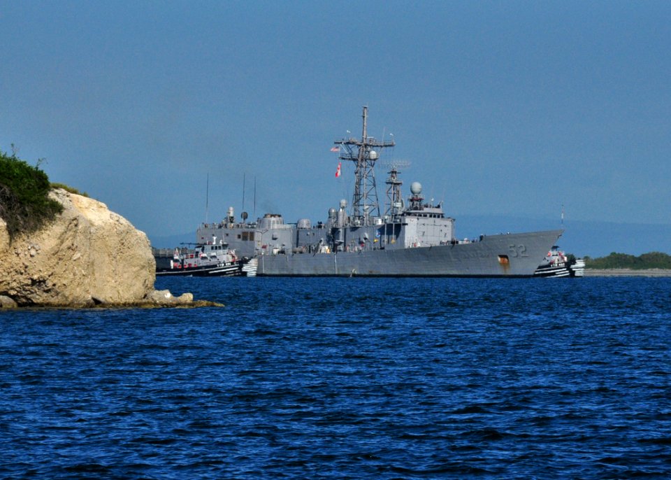 US Navy 111107-N-OH262-006 The guided-missile frigate USS Carr pulls into Naval Station Guantanamo Bay, Cuba