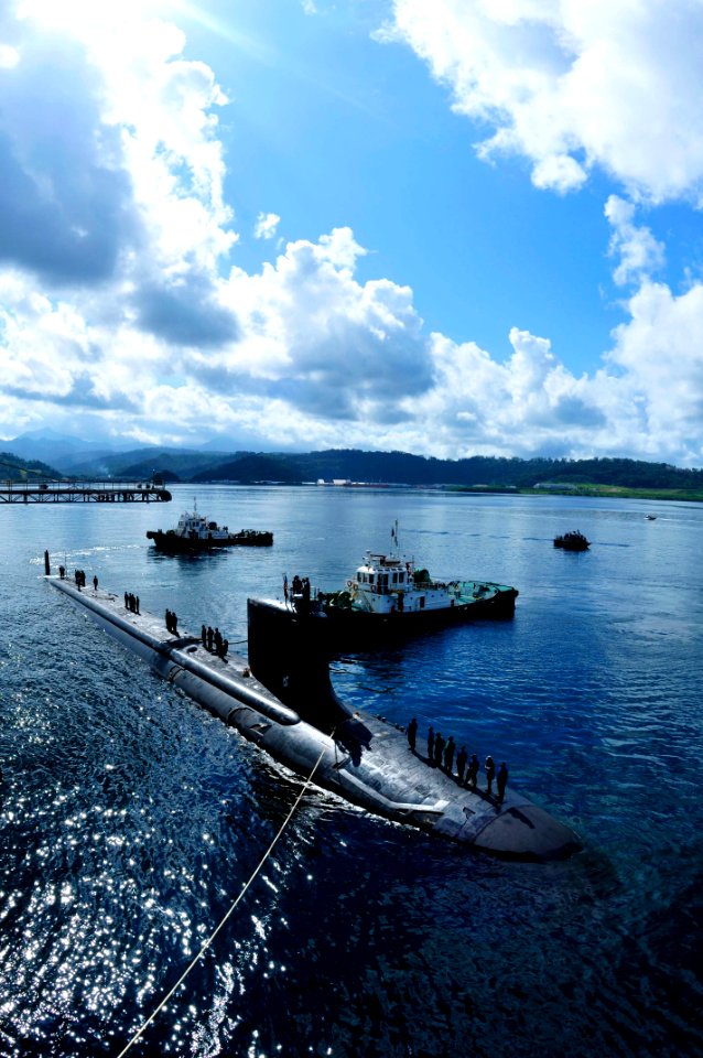 US Navy 111110-N-JH293-101 The Virginia-class fast attack submarine USS Texas (SSN 775) executes a tended mooring alongside the submarine tender US