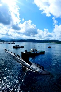 US Navy 111110-N-JH293-101 The Virginia-class fast attack submarine USS Texas (SSN 775) executes a tended mooring alongside the submarine tender US