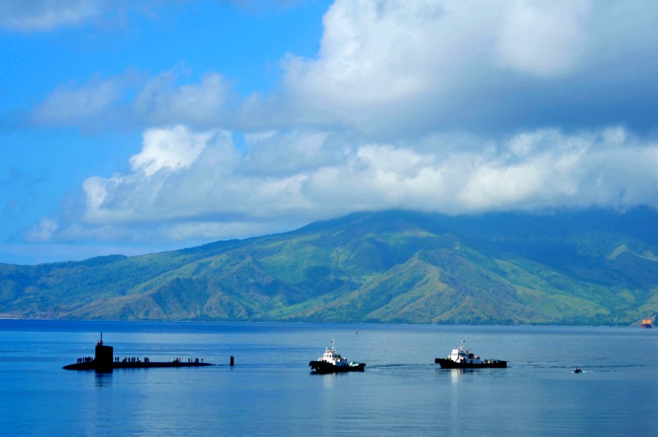 US Navy 111110-N-JH293-019 The Virginia-class fast attack submarine USS Texas (SSN 775), accompanied by two tug boats, transits into Subic Bay to c