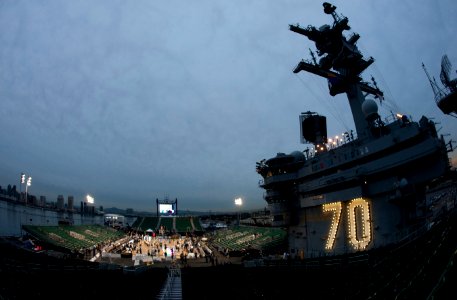 US Navy 111110-N-DR144-619 Teams practice in the basketball arena on the flight deck aboard Nimitz-class aircraft carrier USS Carl Vinson (CVN 70)