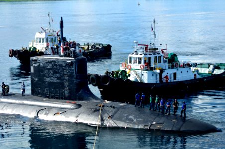 US Navy 111110-N-JH293-076 The Virginia-class fast attack submarine USS Texas (SSN 775) executes a tended mooring alongside the submarine tender US