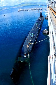US Navy 111110-N-JH293-136 The Virginia-class submarine USS Texas (SSN 775) moors alongside the submarine tender USS Emory S. Land (AS 39)