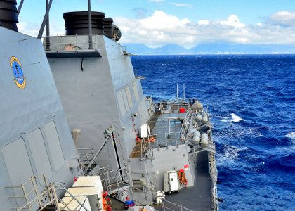 US Navy 111110-N-RI884-021 The guided-missile destroyer USS O'Kane (DDG 77) transits off the coast of Honolulu