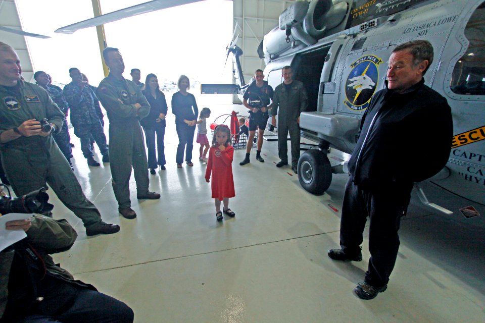 US Navy 111112-N-RC734-136 Academy Award winning actor and comedian Robin Williams meets with naval aircrewmen assigned to the Wolf Pack of Helicop