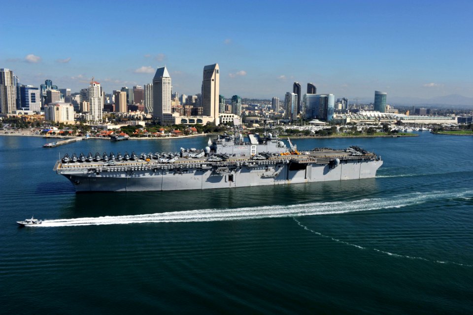 US Navy 111114-N-KD852-099 Sailors and Marines man the rails aboard the amphibious assault ship USS Makin Island (LHD 8)