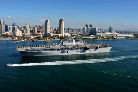 US Navy 111114-N-KD852-099 Sailors and Marines man the rails aboard the amphibious assault ship USS Makin Island (LHD 8)