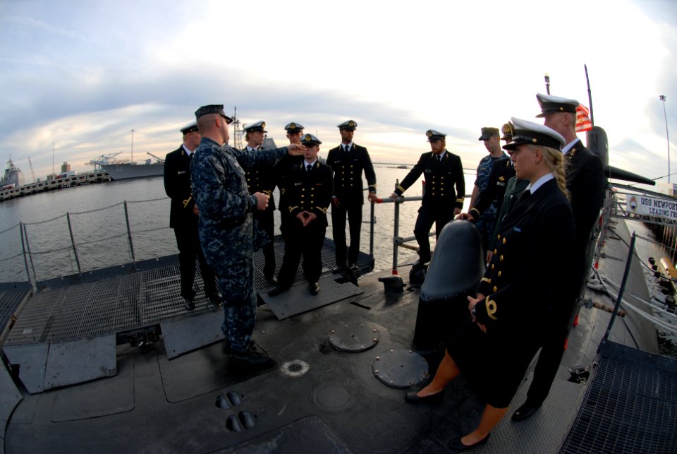 US Navy 111116-N-NK458-017 Sonar Technician 1st Class Robert Moe describes the top side characteristics of the Los Angeles-class attack submarine U