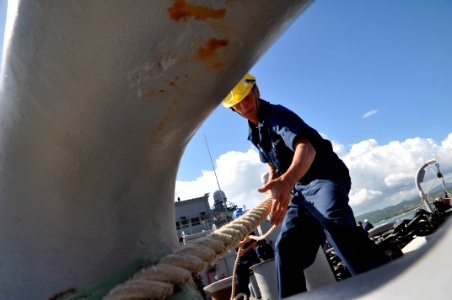 US Navy 111116-N-YX169-065 Sailor heaves a line