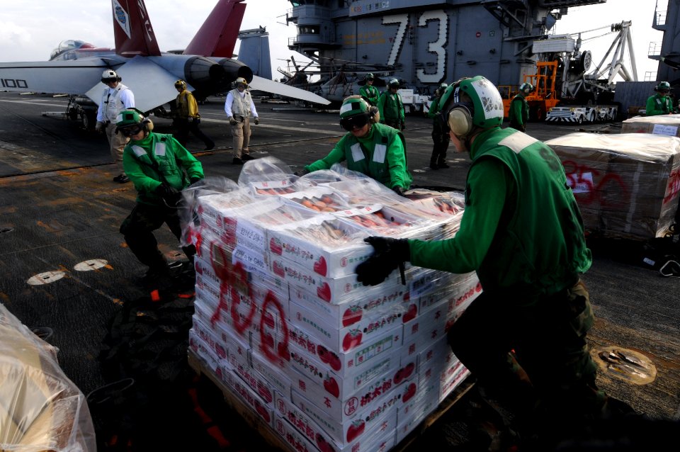 US Navy 111117-N-JO245-078 Logistics specialists aboard the nuclear-powered aircraft carrier USS George Washington (CVN 73) transfer a pallet of ca