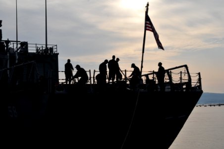 US Navy 111123-N-MO201-090 Sailors conduct mooring operations as the guided-missile frigate USS Samuel B. Roberts (FFG 58) arrives for a routine po