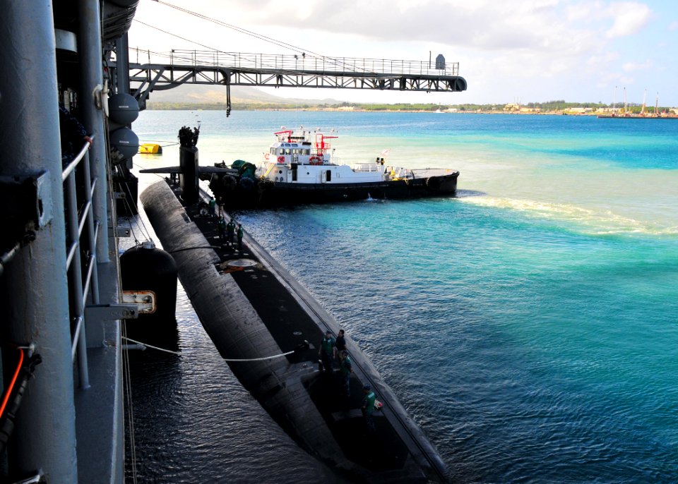 US Navy 111121-N-BK435-007 The Los Angeles-class attack submarine USS Albuquerque (SSN 706) pulls alongside the submarine tender USS Frank Cable (A