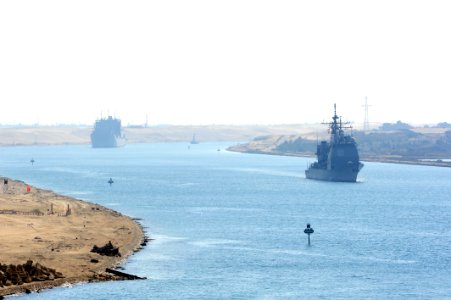 US Navy 111120-N-QL471-077 The guided-missile cruiser USS Gettysburg (CG 64) and the Military Sealift Command dry cargo and ammunition ship USNS Sa