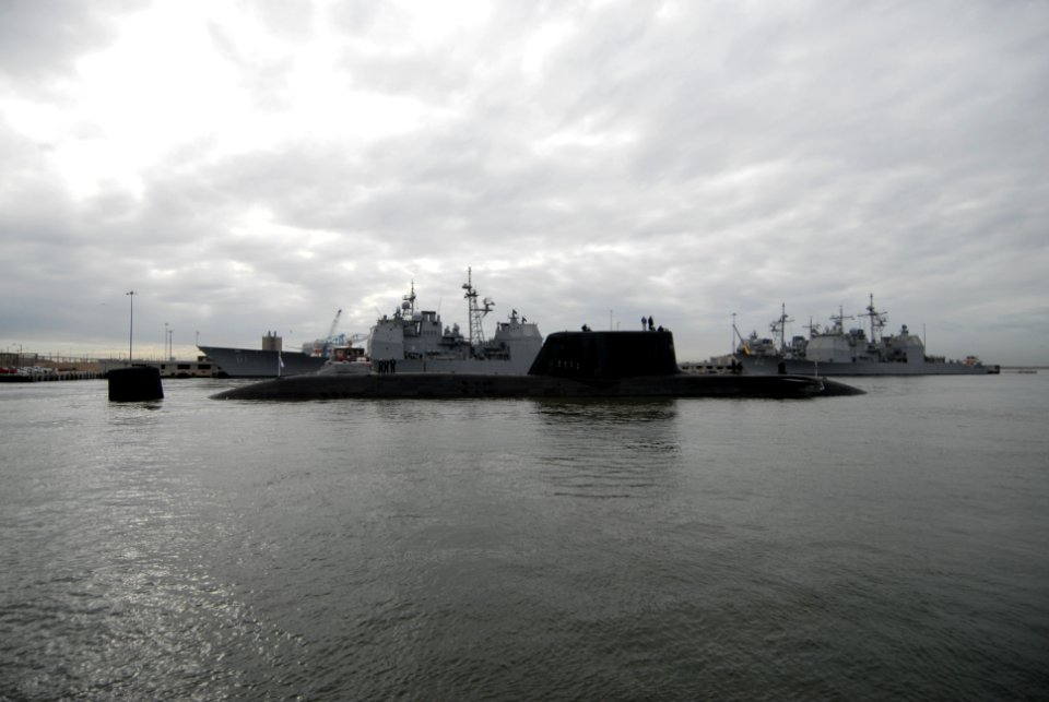 US Navy 111128-N-NK458-064 The Royal Navy submarine HMS Astute (S119) arrives at Naval Station Norfolk