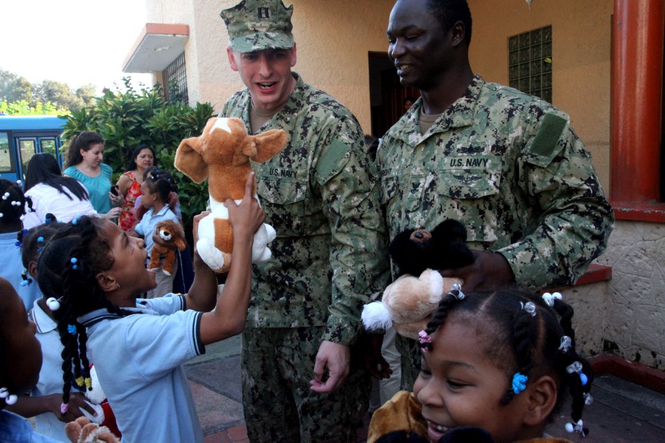 US Navy 111125-A-IP644-056 Sailors distribute
