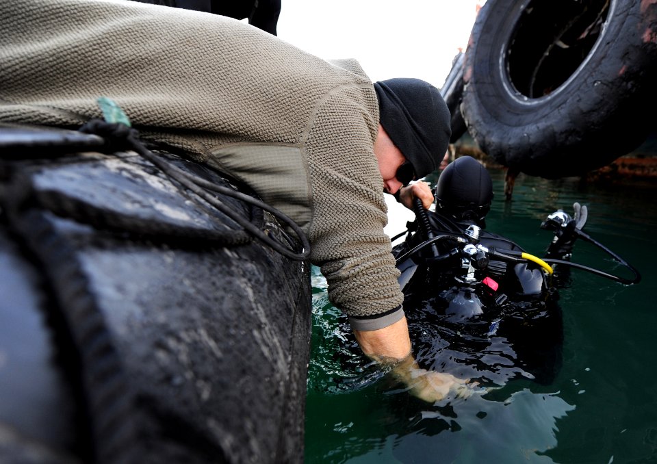 US Navy 111210-N-BA263-126 Chief Explosive Ordnance Disposal Technician Matt McCord adjusts the tending line for Chief Master-at-Arms Cris Miller a