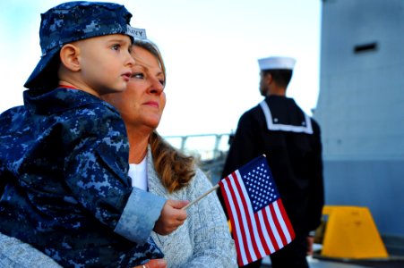US Navy 111214-N-AW702-003 The family of a Sailor waits for the USS Samuel B. Roberts to dock