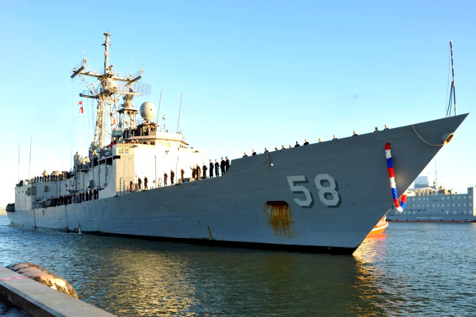 US Navy 111214-N-AW702-002 USS Samuel B. Roberts pulls into Naval Station Mayport