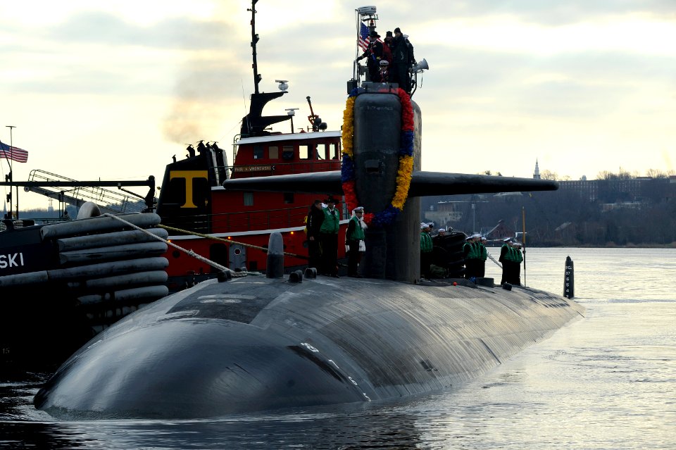 US Navy 111214-N-UM744-002 The Los Angles-class attack submarine USS Dallas (SSN 700) returns to homeport at Submarine Base New London following a