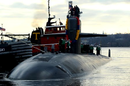US Navy 111214-N-UM744-002 The Los Angles-class attack submarine USS Dallas (SSN 700) returns to homeport at Submarine Base New London following a
