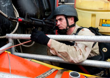 US Navy 111213-N-NR955-165 Logistics Specialist Seaman Jon Short conducts anti-piracy training aboard the Navy auxiliary ship USS Hugo (NS-8201)
