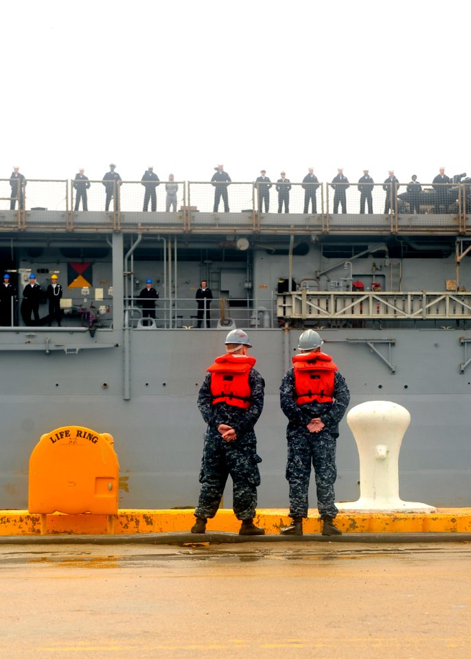US Navy 111221-N-JP983-006 Sailors assigned to the amphibious dock landing ship USS Oak Hill (LSD 51) man the rails as the ship returns to homeport