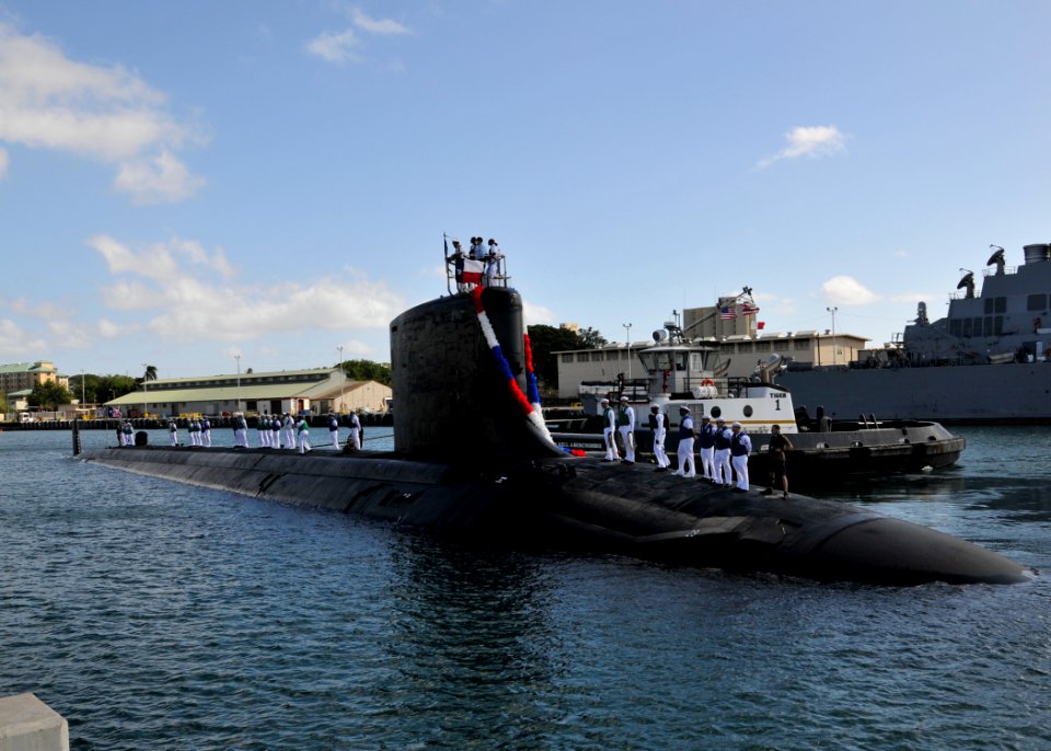 US Navy 111223-N-UK333-043 The Virginia-class submarine USS Texas (SSN 775) returns to Joint Base Pearl Harbor-Hickam