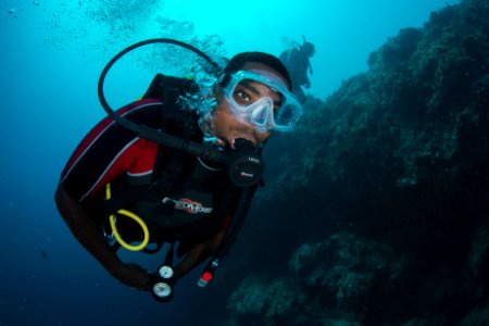 US Navy divers and Belizean Coast Guard divers work together during Southern Partnership Station '14 140713-N-IP743-025
