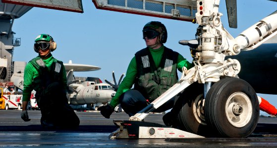 US Navy 120103-N-OY799-122 Aviation Boatswain's Mate (Equipment) 3rd Manolito Recto and Aviation Boatswain's Mate (Equipment) Airman Recruit Martin