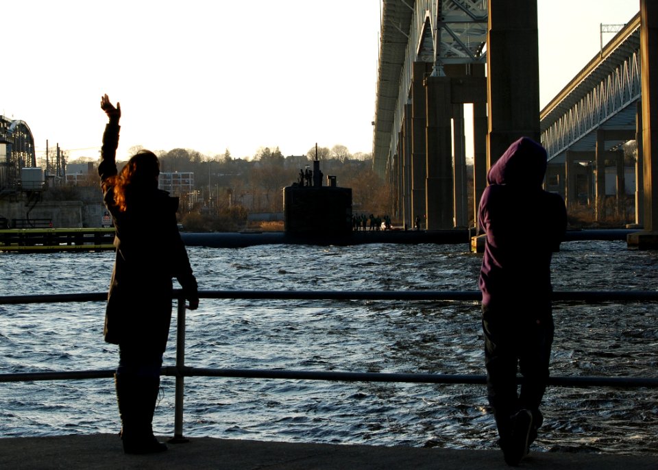 US Navy 120103-N-AW342-034 Family members wave good-bye as the Los Angeles-class attack submarine USS Annapolis (SSN 760) departs from Naval Submar