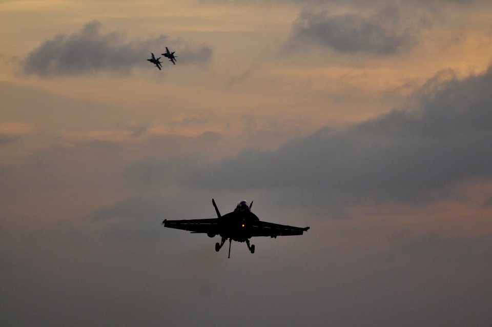 US Navy 120103-N-ZI635-374 An F-A-18F Super Hornet, assigned to Strike Fighter Squadron (VFA) 22, approaches to land on the flight deck of the Nimi