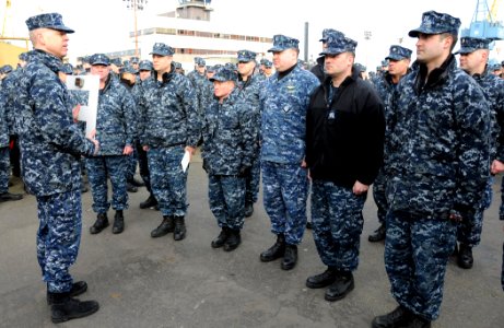 US Navy 120111-N-GU530-027 Capt. Paul Skarpness, commander of Submarine Squadron (SUBRON) 17, congratulates the Blue and Gold crews of the ballisti