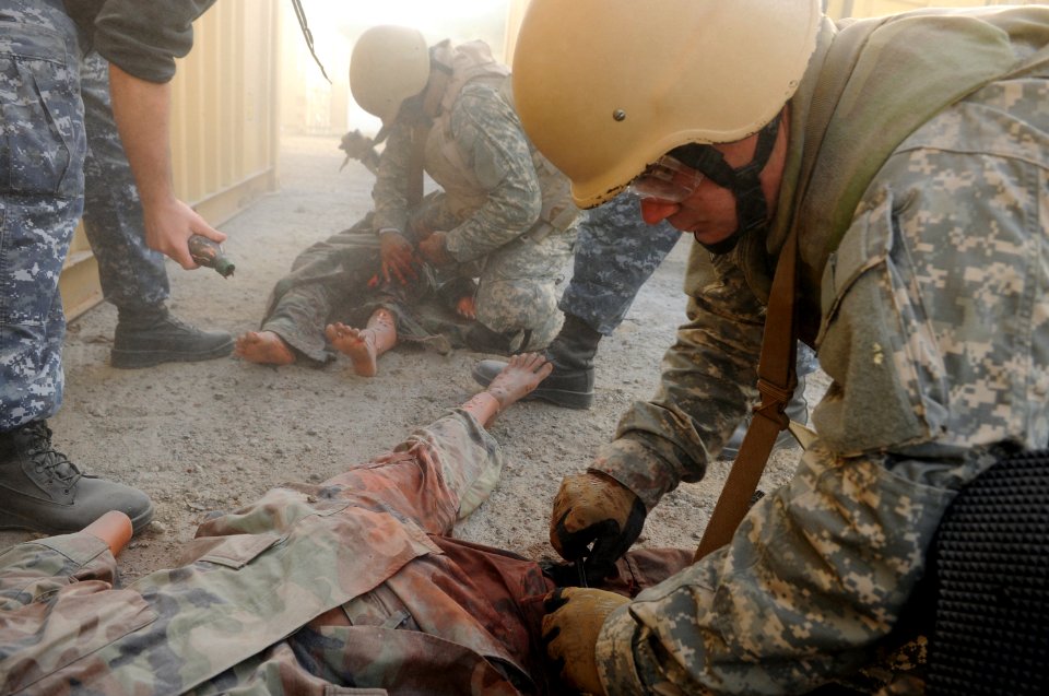 US Navy 120112-N-GO179-014 A Sailor applies a tourniquet to a training dummy