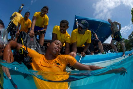 US Navy divers and Belizean Coast Guard divers practice SCUBA emergency procedures in a pool 140624-N-IP743-358