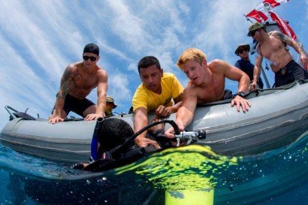 US Navy divers and Belizean Coast Guard divers work together during Southern Partnership Station '14 140613-N-IP743-096