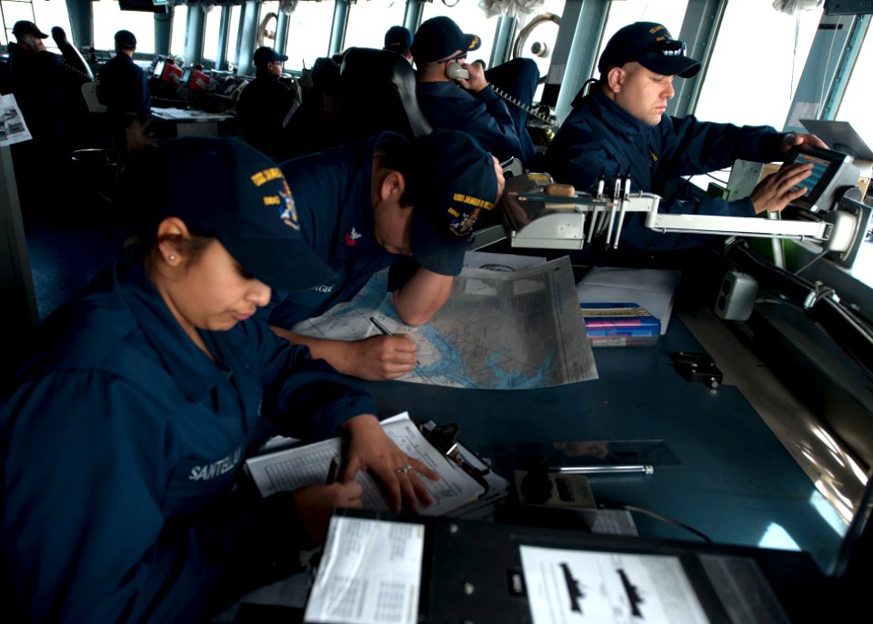 US Navy 120112-N-NL401-121 The bridge crew of the guided-missile destroyer USS James E. Williams (DDG 95) maneuvers the ship during a live-fire sho