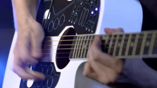Acoustic guitar online