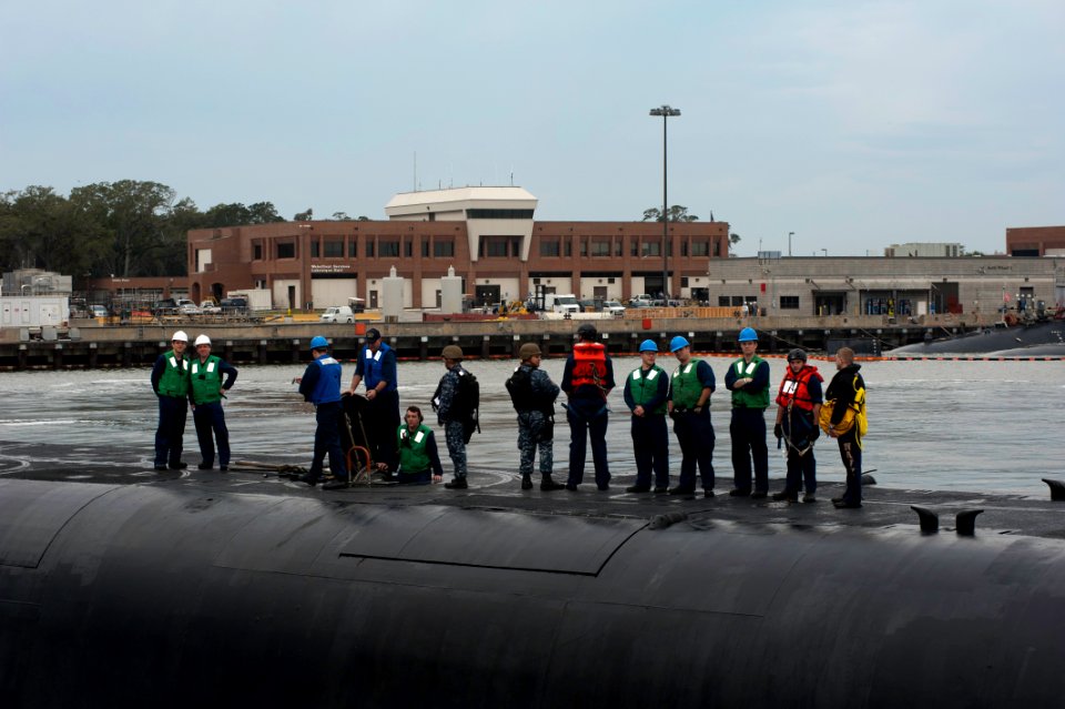 US Navy 120111-N-FG395-075 Sailors assigned to the Ohio-class ballistic missile subarine USS Alaska (SSBN 732) prepare to moor the submarine at Nav