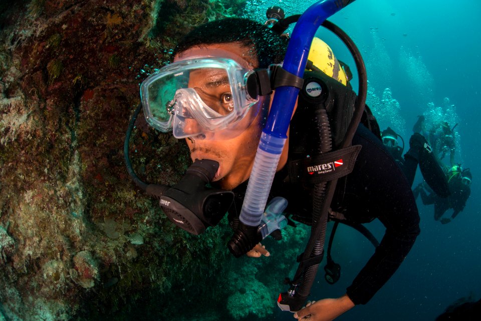 US Navy divers and Belizean Coast Guard divers work together during Southern Partnership Station '14 140713-N-IP743-090