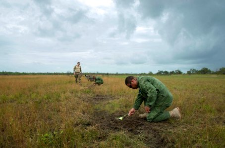 US Navy EOD works with Belizean forces as part of Southern Partnership Station 140714-N-IP743-426