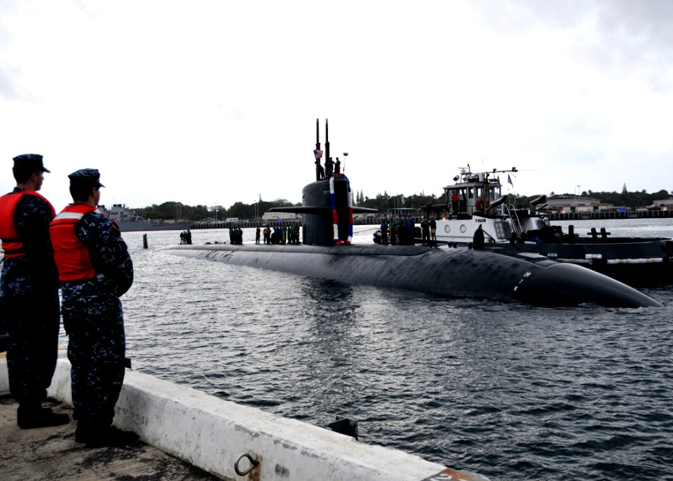 US Navy 120117-N-UK333-020 The Los Angeles-class fast-attack submarine USS Houston (SSN 713) arrives at her new homeport, Joint Base Pearl Harbor-H