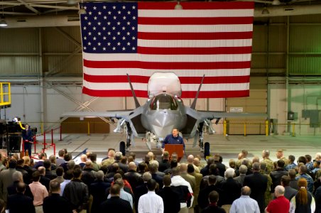 US Navy 120120-D-BW835-014 Secretary of Defense Leon E. Panetta speaks to military members and civilian workers at the Joint Strike Fighter hanger