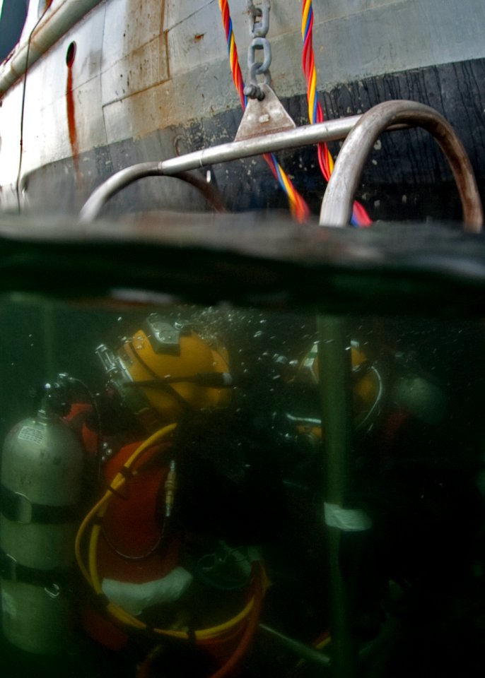 US Navy divers search for the remains of 5 un-accounted for service members from 1942 120730-N-OT964-475