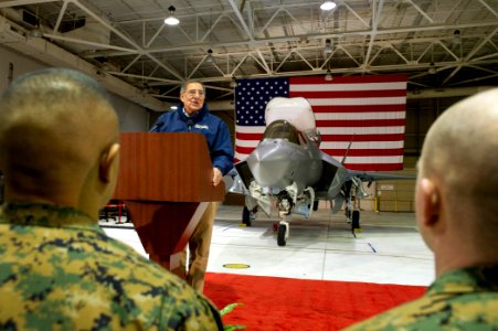 US Navy 120120-D-BW835-013 Secretary of Defense Leon E. Panetta speaks to military members and civilian workers at the Joint Strike Fighter hanger