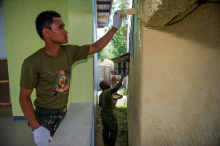 US, Philippine armed forces paint walls side by side 150422-N-HA376-065