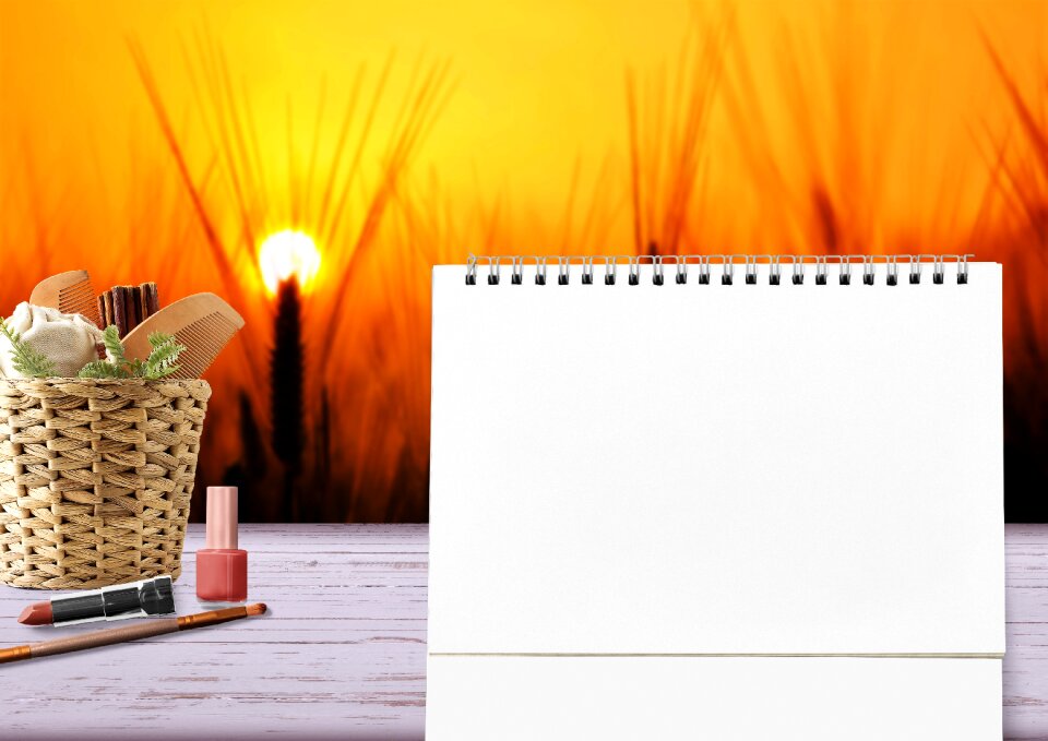 Table calendar nail varnish basket