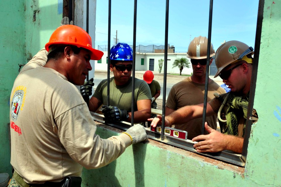 US Navy 120127-A-TF780-107 U.S. Marines and Seabees assigned to Marine Corps Detachment (MARDET) and Navy Mobile Construction Battalion (NMCB) 23 l