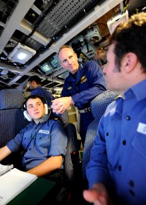 US Navy 120126-N-WL435-428 Chief of Naval Operations (CNO) Adm. Jonathan Greenert observes the crew of the Royal Navy Astute-class submarine HMS As