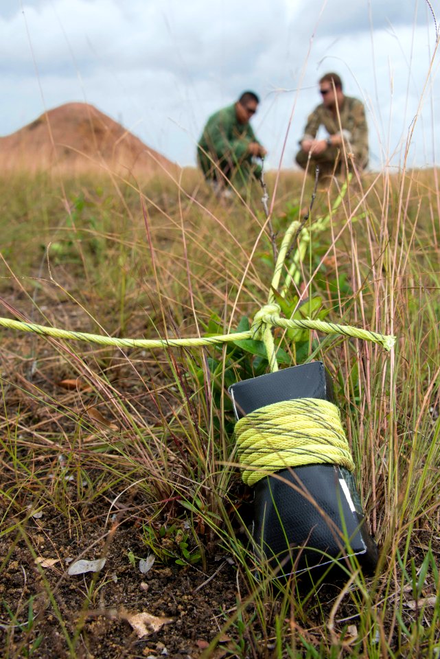 US Navy EOD works with Belizean forces as part of Southern Partnership Station 140714-N-IP743-482